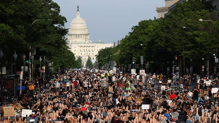 Ciudades de EE.UU. ponen fin al toque de queda tras una noche de protestas pacíficas
