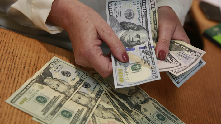 Dólar cierra con baja semanal de casi $40 y retrocede hasta niveles previos a la crisis sanitaria