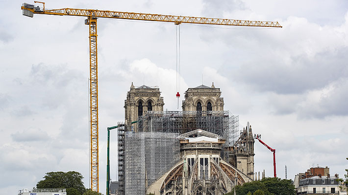 Comienza el retiro del andamio de Notre Dame, etapa clave para la restauración de la catedral devastada por incendio