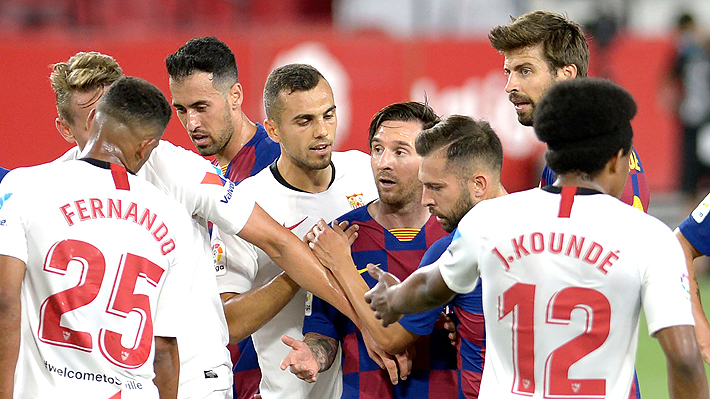 Reclamo, insulto y empujón: Mira la furiosa reacción de Lionel Messi con un defensor del Sevilla