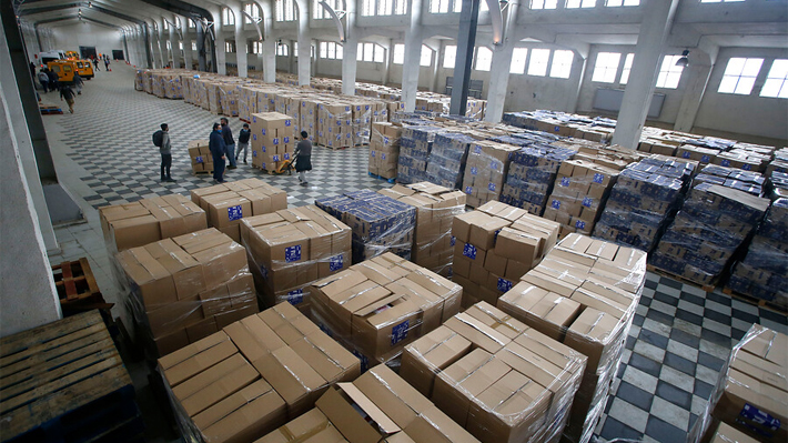 Desconocidos roban 35 cajas de alimentos y dañan furgones que las distribuían en la parte alta de Valparaíso