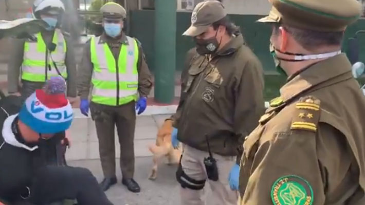 Perro de Carabineros descubre a sujeto que intentó burlar control sanitario escondido en el maletero de un taxi