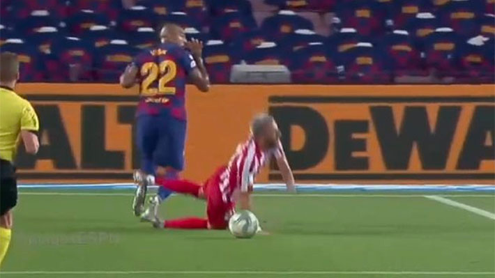 Mira el penal que cometió Arturo Vidal y la exquisita definición de Messi para su gol 700