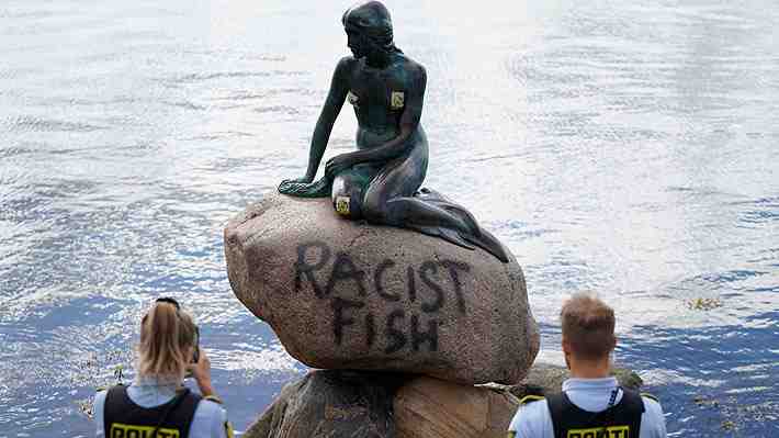 Estatua de La Sirenita en Copenhague es, una vez más, vandalizada: Apareció con la frase "pez racista"