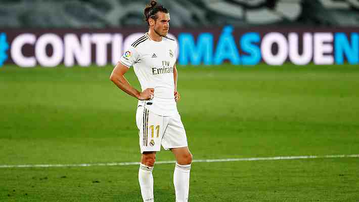 Durmiendo y jugando con papel higiénico: Las imágenes de Gareth Bale en el banco del Real Madrid que generan polémica en España