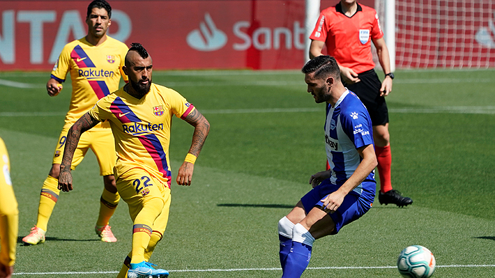 Vidal demuestra su polifuncionalidad jugando como central en el 5-0 del Barcelona sobre el Alavés en el cierre de la Liga