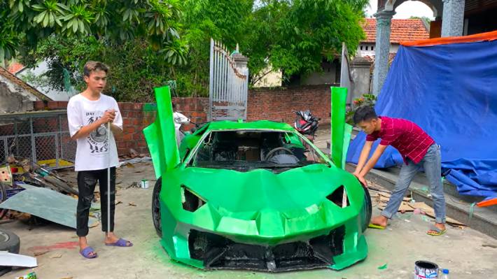 Jóvenes construyen con cartón una llamativa réplica de un Lamborghini  Aventador SVJ 