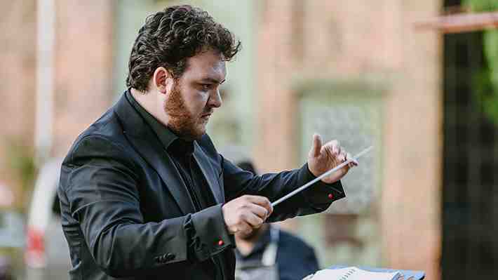 Sebastián Camaño, el chileno que dirigió la primera ópera post confinamiento en Leipzig, Alemania: "Fue genial"
