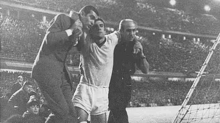 Codazos, "vergüenza nacional" y tres jugadores a la cárcel: La trama del partido más violento de la historia y que arbitró un chileno