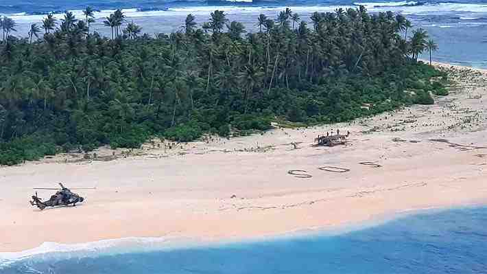 Tres hombres fueron rescatados desde una isla deshabitada en el Pacífico: Escribieron una señal SOS gigante en la arena