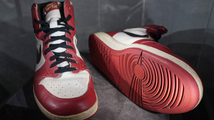 Zapatillas usadas por Michael Jordan en recordado partido fueron subastadas por precio récord: Casi $488 | Emol.com