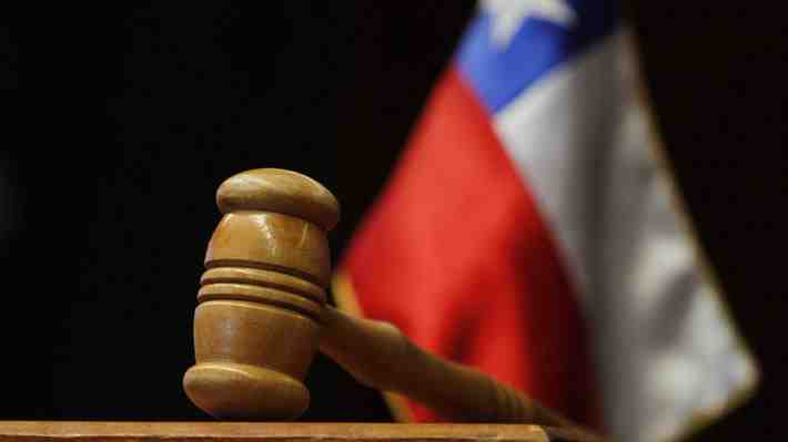 Hernán Calderón presenta querella contra su hijo por parricidio frustrado y pareja de éste acusa al abogado de abuso sexual