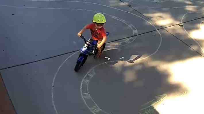 Cuando hay una pista es difícil negarse: Mira cómo una entrada de vehículos se convirtió en un entretenido circuito