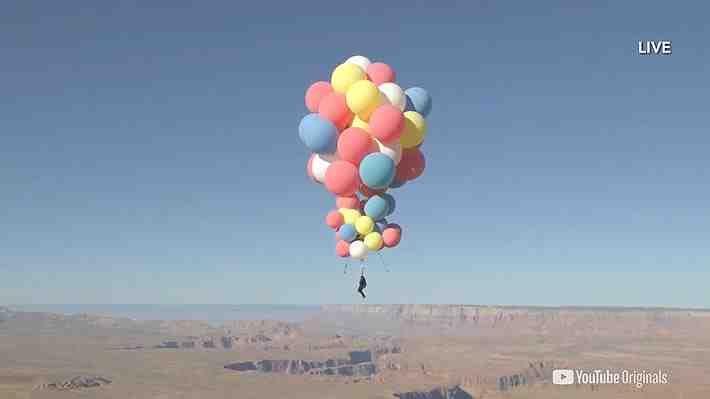 Ilusionista David Blaine voló sobre el desierto de Arizona colgado de globos gigantes: Se elevó más de siete mil metros