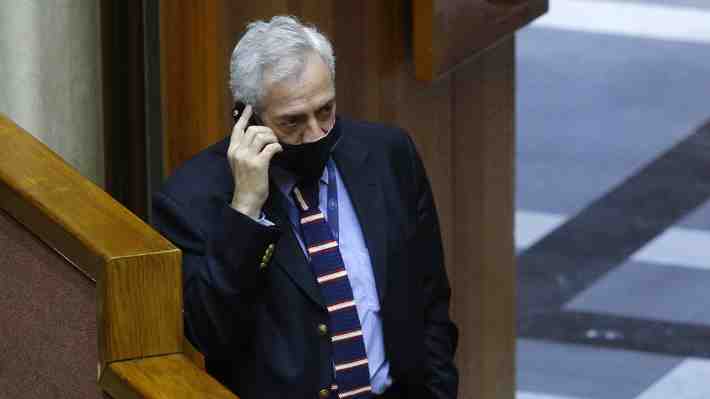 Seremi de Salud cursa multa de $2,5 millones a secretario del Senado por ir a un restaurante en período de cuarentena