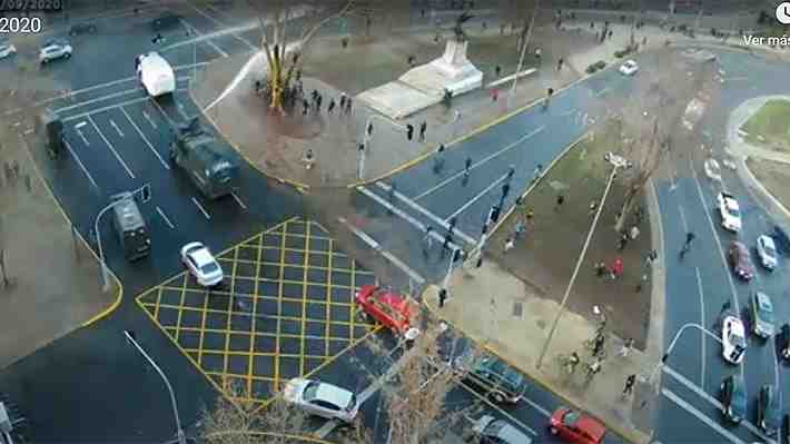 Manifestantes llegan a Plaza Italia y se generan algunos incidentes con personal de Carabineros