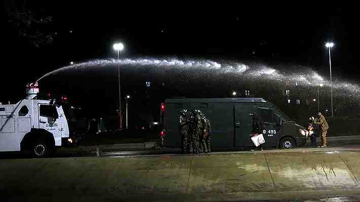 Manifestación en Plaza Italia terminó con 28 detenidos y bus fue quemado en medio de incidentes en Cerro Navia