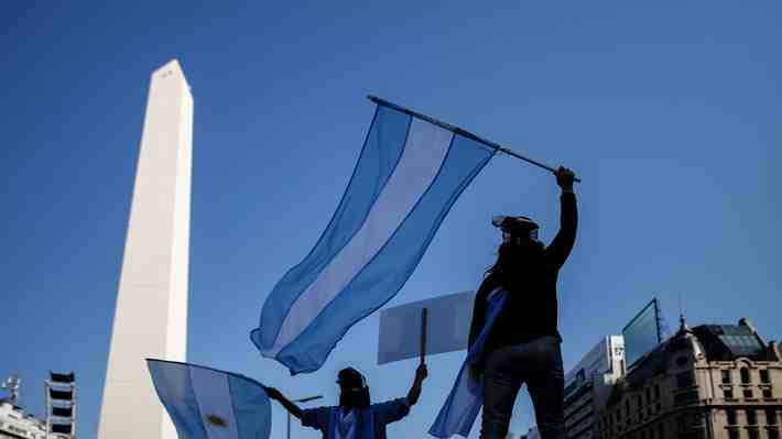 El crudo análisis de dos columnistas argentinos: "Un país al borde del abismo" y "La alarmante ineptitud del Gobierno"