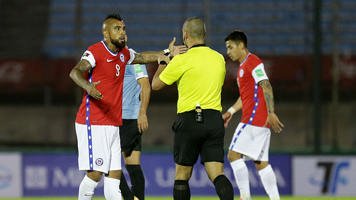 En Uruguay Revelan El Dialogo Que Habria Tenido El Arbitro Con El Var Y Que Explicaria Por Que No Cobro Penal Para Chile Emol Com