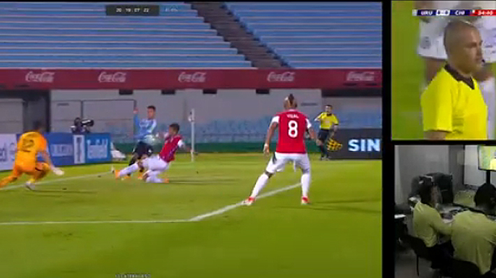Las Diferencias Que Hubo En El Var Para Cobrar Penal Por Mano De Vegas Y Desestimar El De Coates En El Uruguay Chile Emol Com