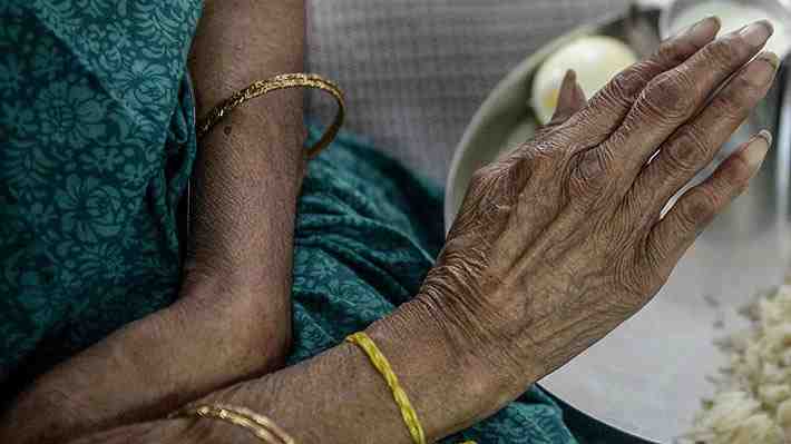 Mujer fue rescatada tras pasar más de un año encerrada por su familia en un baño en India