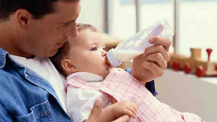 Estudio revela que la preparación de mamaderas y su esterilización liberan alto niveles de microplásticos