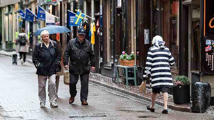 Las razones de Suecia para mantener su estrategia menos estricta ante nueva ola de covid-19 en Europa