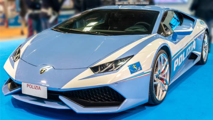 Un Lamborghini de la policía italiana le salva la vida a un hombre que  requería un trasplante 