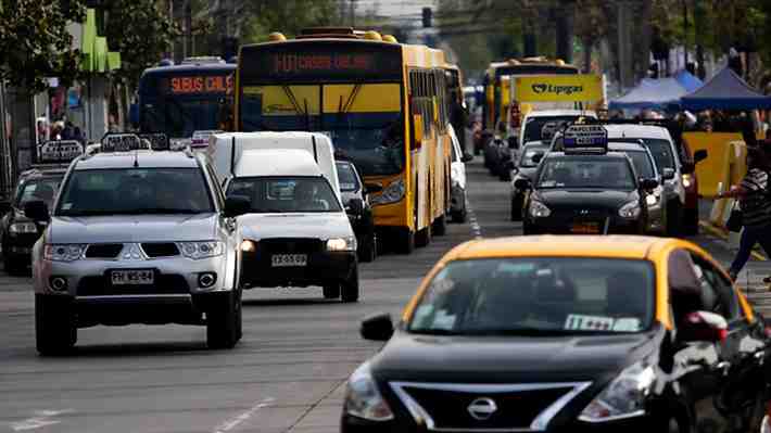 Movilidad registra leve aumento en regiones y uso del transporte público crece un 8% en Santiago