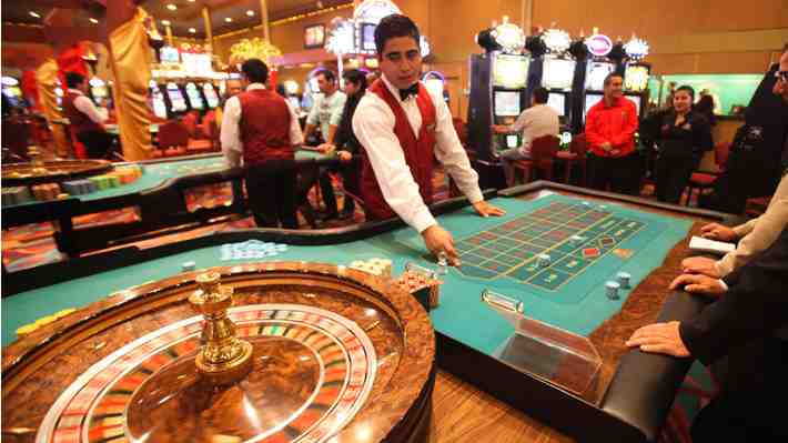 Ministro Palacios anuncia que casinos podrán reabrir en zonas en Fase 3, 4 y 5: "Es una gran noticia para el turismo"