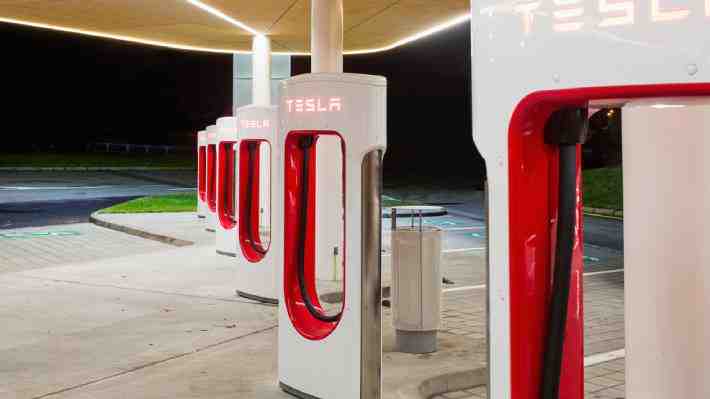 Tesla sigue expandiéndose y ahora abrió su estación de carga más grande del mundo