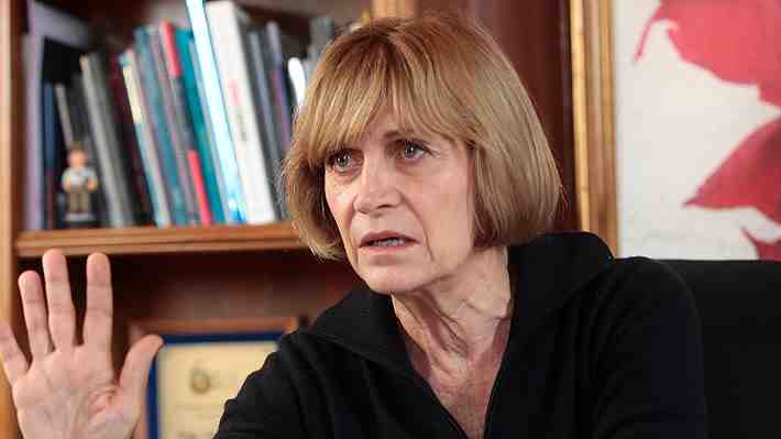 Evelyn Matthei acude a la FNE y denuncia a las apps de reparto por faltas a la competencia