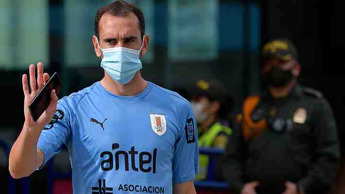 Godin saca la voz y responde fuerte por la denominada "imagen de la vergüenza" tras brote de covid en la selección de Uruguay