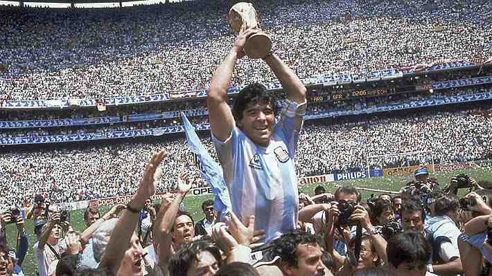 Diego Armando Maradona, la leyenda de una carrera espectacular pero a la sombra de las adicciones y polémicas