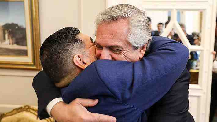 Alberto Fernández se declara "desolado" por muerte de Diego Maradona y decreta tres días de duelo nacional
