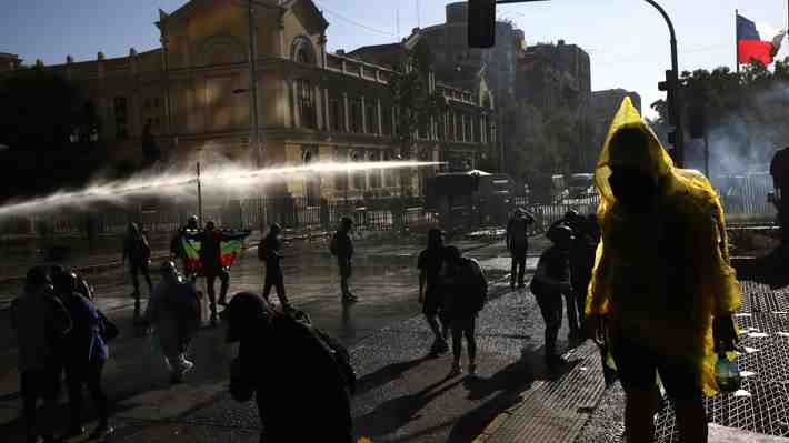Nuevas manifestaciones en el centro de Santiago dejan al menos siete personas detenidas