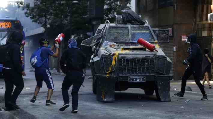 Manifestaciones y desórdenes en el centro de Santiago dejan al menos 21 detenidos