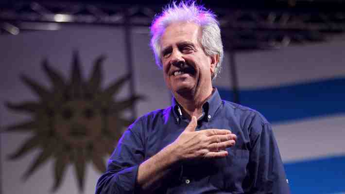 Tabaré Vázquez, el médico que no pudo contra el cáncer y que hizo historia al llevar a la izquierda a lo más alto en Uruguay