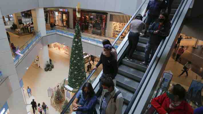 Comercio dice que retroceso a fase 2 de la RM tiene un impacto económico "desastroso" y malls detallan cómo operarán