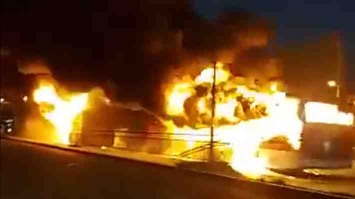Cuatro buses del transporte público fueron quemados en medio de incidentes en la Alameda