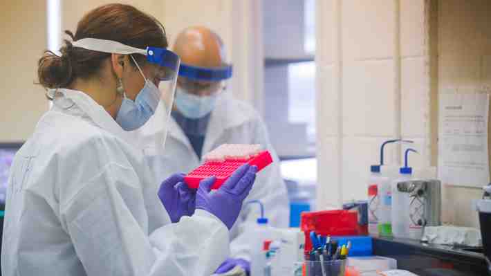 Detectan cepa británica del coronavirus en otros países y OMS llama a "reforzar controles"