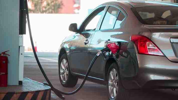 CEO de Toyota asegura que prohibir los autos a gasolina derrumbaría a la industria