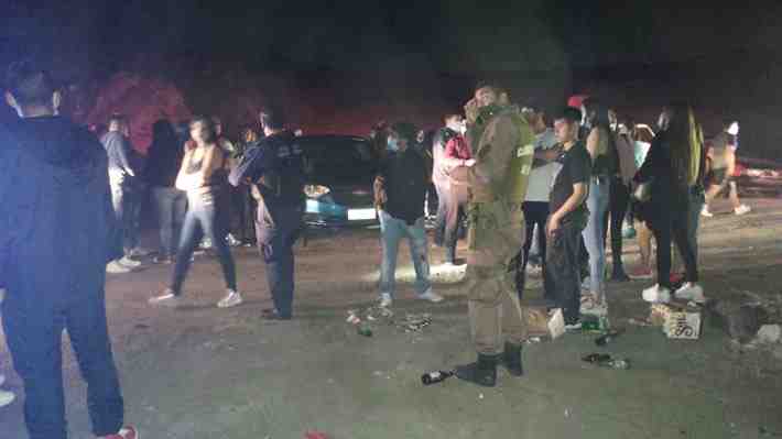 Nuevas fiestas clandestinas: 67 detenidos por eventos ilegales en Pichilemu y Antofagasta