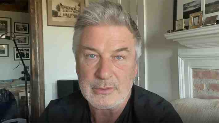 Alec Baldwin defiende a su esposa tras cuestionamientos a su origen español