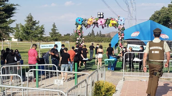 Carabineros fiscaliza fiesta clandestina en centro de eventos en Pudahuel:  Ordenan detención de asistentes y organizadores | Emol.com