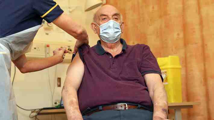 Un hombre de 82 años es el primer paciente en el mundo que recibe la vacuna de Oxford/AstraZeneca