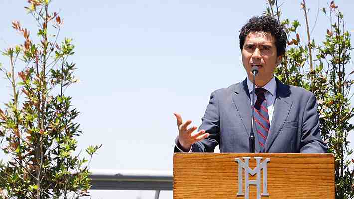Briones destaca que Imacec haya sido "positivo", pero recalca que cifra "no es para estar saltando en una pata"