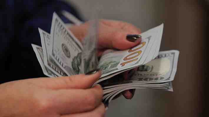 Cotización del dólar profundiza caída esta mañana y se acerca a los $690