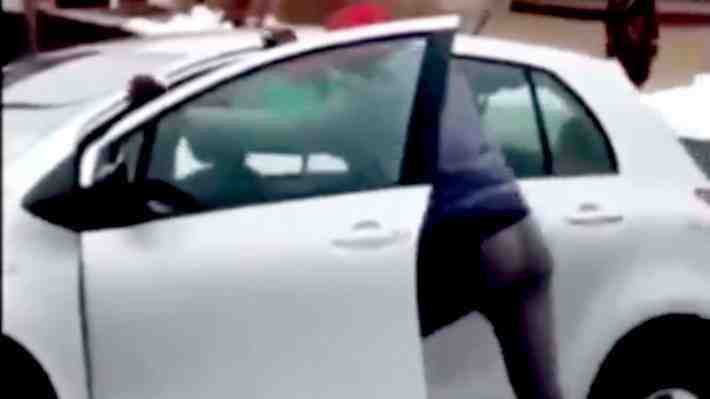 Ladrón queda en ridículo al intentar huir en auto tras ser sorprendido por la víctima