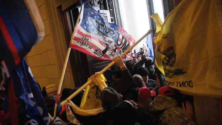 Muere mujer que resultó herida de bala durante incidentes en el Capitolio